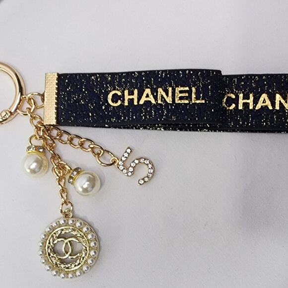 Chanel key chain bag charm braclet - Picture 3 of 9